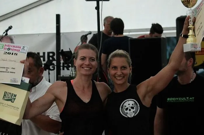 ...den zweiten Platz ergatterten Stefanie Schadler (links) und Carina Pferschy.