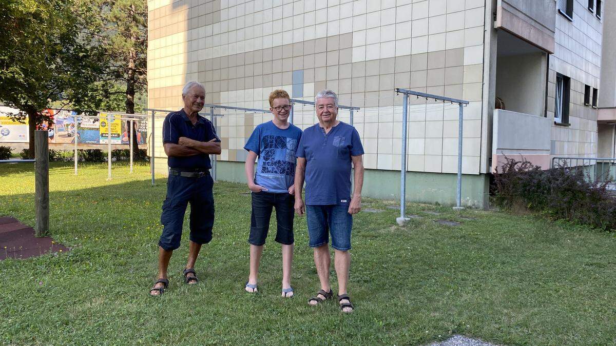 Emil Janesch und Emil Eichinger mit Enkel Patrick Kurz auf der Grünfläche, die einem Parkplatz weichen soll