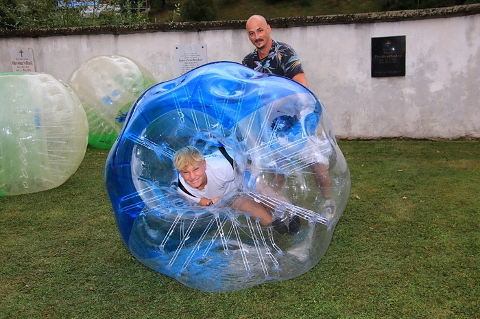 Acht Musikgruppen sowie zahlreiche Schausteller, vom Motorsägenschnitzer bis zum Glasbläser, ließen das Dorffest zum Erlebnistag werden. Auch für die Kinder wurde ein tolles, vielfältiges Programm geboten.