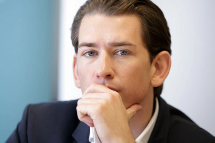 Medienkompetenz stärken. Das Internet ist kein rechtsfreier Raum, Strafrecht und Menschenrechte gelten auch dort. Hass und Hetze im Internet sind kein Kavaliersdelikt und müssen streng geahndet werden. Das bedarf auch einer verstärkten Zusammenarbeit mit den Betreiberplattformen, die hier gefordert sind zu handeln. Nicht nur strafrechtliche Verfolgung, sondern auch ein Mehr an Prävention, insbesondere in den Schulen, ist notwendig, sodass Schülerinnen und Schüler von Beginn an den richtigen Umgang mit Medien lernen und erkennen, dass auch in den sozialen Netzwerken Verantwortung für das eigene Handeln und den Umgang miteinander übernommen werden muss.