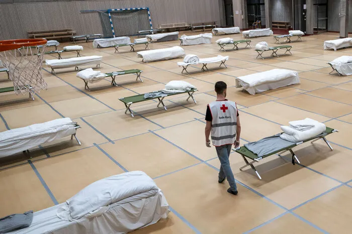 Die Norweger folgen bei ihrem Weg aus dem Corona-Zustand teilweise ihren skandinavischen Freunden aus Dänemark - und wagen sich noch ein Stück darüber hinaus: Zwar werden die Kindergärten erst am 20. und die Schulen für Erst- bis Viertklässler am 27. April geöffnet, wie Regierungschefin Erna Solberg vor Ostern ankündigte. Doch der Plan aus Oslo geht noch ein bisschen weiter: Zum einen dürfen die Norweger vom 20. April an wieder auf ihren geliebten Hütten übernachten, zum anderen dürfen unter anderen Friseure, Physiotherapeuten und Psychologen noch im April die Arbeit wiederaufnehmen. Die Grenzen des Landes bleiben weiter zu. Norweger, die in ihre Heimat zurückkehren, müssen weiter 14 Tage in Quarantäne.