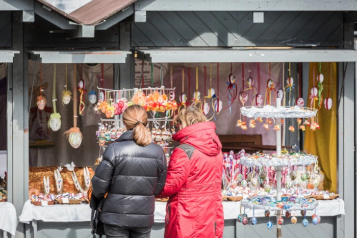 Doch auch sonst gibt es bei den 40 Standlern am Ostermarkt einiges zu entdecken. Erstmals hat sich das Fachl aus der Paradeisergasse hinaus auf dem Neuen Markt gewagt und präsentiert heimisches Kunsthandwerk.
