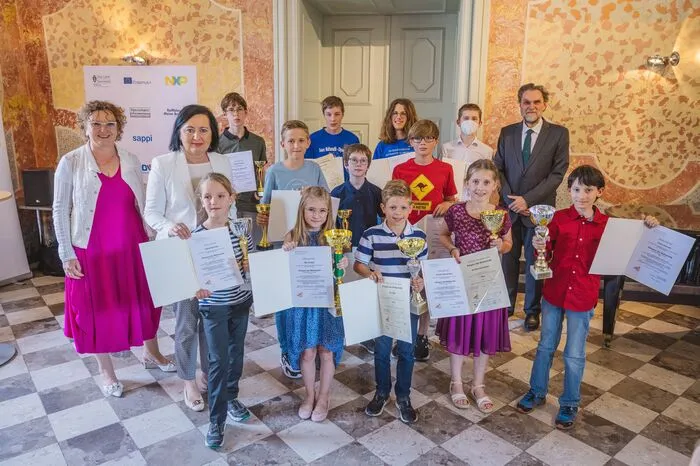 Leo Kölbl bei der Landessiegerehrung. Auch Bildungsdirektorin Elisabeth Meixner gratulierte