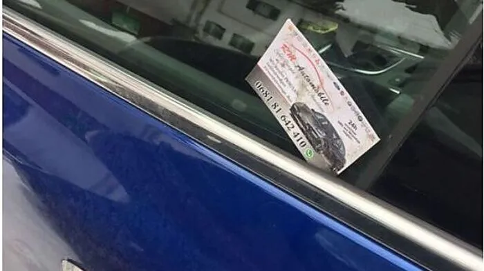Regelmäßig kleben im Bezirk Visitenkarten von Auto-Exporteuren auf Autos - kürzlich in Trofaiach. Konsumentenschutz rät zur Vorsicht. Mehr dazu