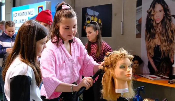 10 Uhr morgens in der RGO-Arena: Die Frisur sitzt