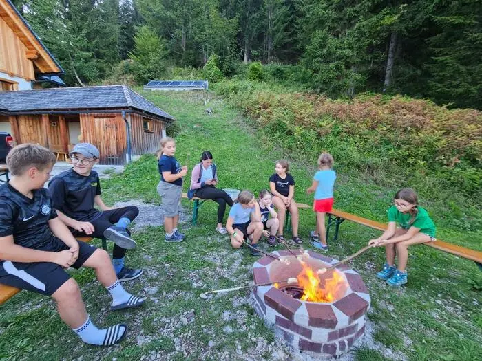 Steckerlbrot und Würstel wurden über dem Lagerfeuer gebrutzelt
