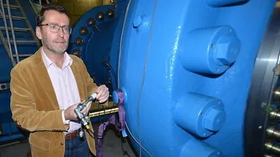 Werksleiter Josef Mayrhuber mit einem Messgerät-Dorn zur Körperschallmessung bei der Pumpanlage