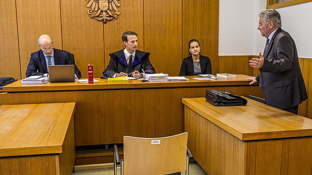 Der Anwalt der angeklagten Ärztin teilte Richter Gernot Kugi mit, dass seine Mandantin erkrankt ist