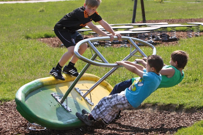 Europaweit der größte seiner Art. Auf 30 Stationen können Koordination und Motorik frei trainiert werden. Der Park ist für jedes Alter geeignet. Infos: www.motorikpark.com