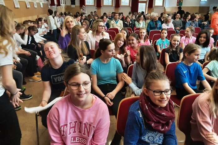 Mit dieser Veranstaltung wurde eindrucksvoll dokumentiert, dass in vielen Schulen das gemeinsame Singen im Schulchor gepflegt wird.
