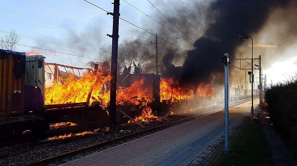 Güterwaggons standen in Flammen 