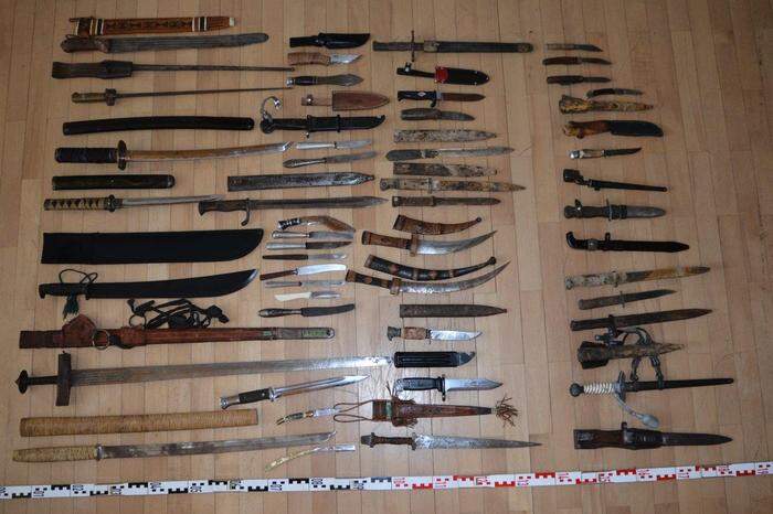 Die Polizei stellte rund 70 Hieb- und Stichwaffen sowie Schwerter sicher