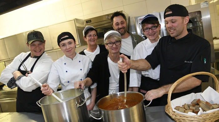 Die Geschicke in der Küche lenkt Küchenchef Florian Ebenberger mit den Mitarbeitern Melanie Cichini und Bernhard Kepe.