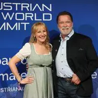 Arnold Schwarzenegger läutete am Donnerstag im „Stanglwirt“ den Kitz-Society-Trubel ein. Hausherrin Maria Hauser strahlte mit Babybauch