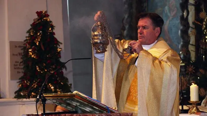 Ein Priester steht im Priestergewand hinter einem Altar und hält ein Weihrauchgefäß in seiner Hand | Erich Aichholzer von der Pfarre Ossiach wurde für weitere sechs Jahre zum Dechant gewählt