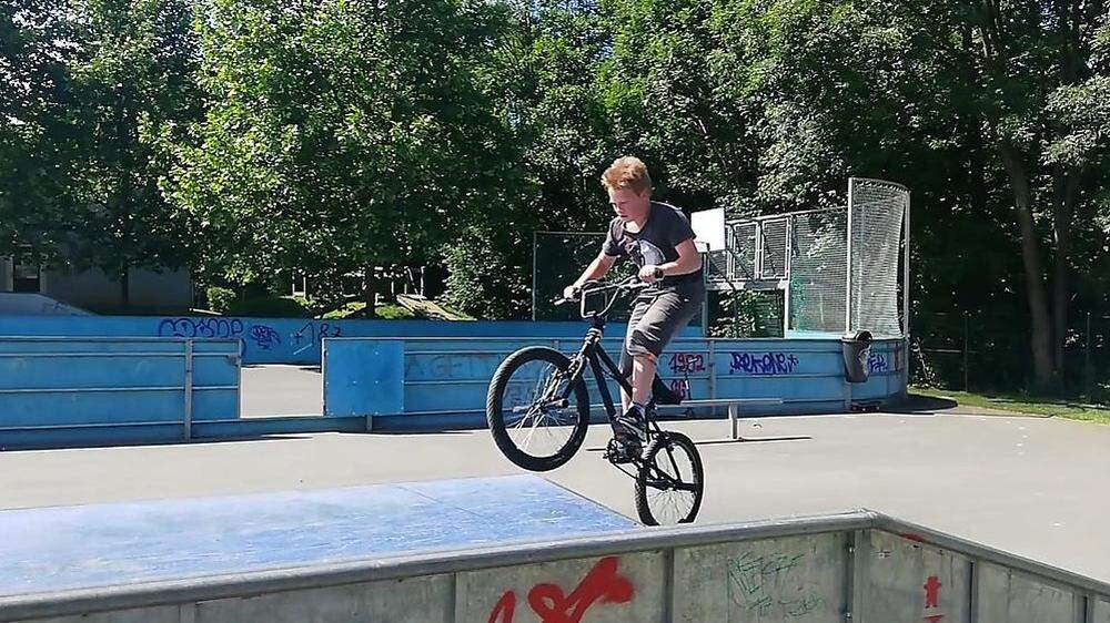 Carlos Diestler (10) ist ein begeisterter Skater und BMX-Fahrer