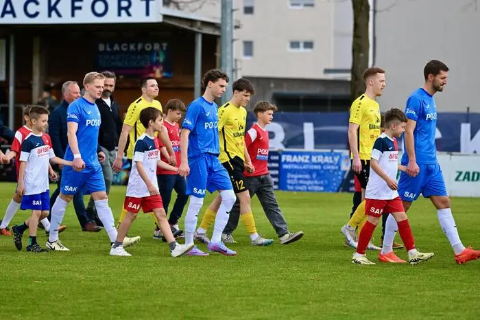 Einlauf Mannschaften, #6 Toni Dullnig SAK, #17 Jan Sasa Ogris-Martic SAK, #22 Leo Ejup SAK, SAK vs. ASKÖ Köttmannsdorf 23.3.2024, SAK vs. ASKÖ Köttmannsdorf am 23.03.2024 in Klagenfurt (Sportpark Welzenegg), Austria, (Photo by Bernd Stefan)