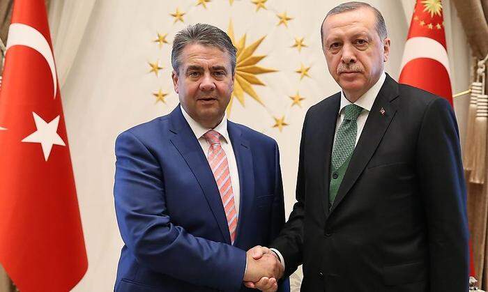 Sigmar Gabriel mit Erdogan, hier bei einem Besuch im Juni in Ankara