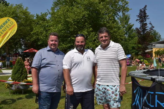 Bürgermeister Franz Jost beobachtete die Show zusammen mit Finanzstadtrat Christian Sommerbauer und Bademeister Andreas Rindler.