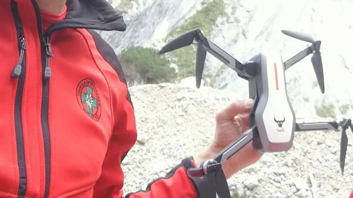 Die Drohne überstand den Absturz im alpinen Gelände dem Anschein nach halbwegs unbeschadet