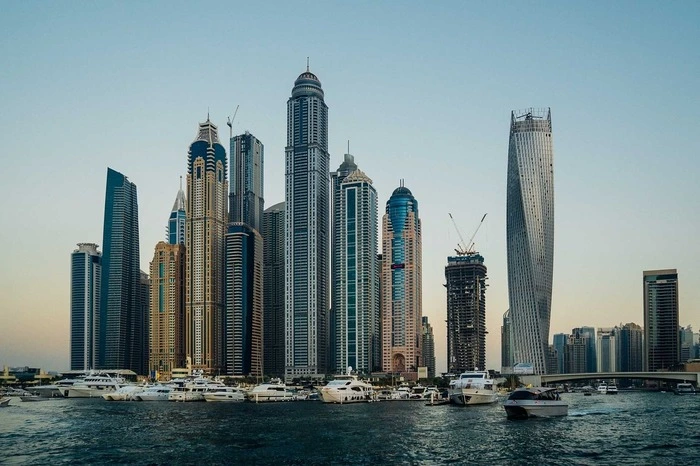 Falafel statt Weihnachts-Gans – Dubai:Allenfalls kommerziell präsent ist Weihnachten in der Golfmetropole Dubai. In Einkaufszentren begegnen Besucher zwar hier und da bunter Deko und festlicher Beleuchtung. Ein Faible haben die Einheimischen für das christliche Fest am ehesten aus Modegründen. Ansonsten sorgen orientalisches Flair, die entsprechende Küche sowie warme Sonnentage mit konstanten 25 Grad dafür, dass man Weihnachten schnell vergisst, sofern man es möchte.