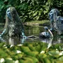 Die von Nikolaus Habjan gestalteten Rheintüchter im Teich des Festspielparks in Bayreuth