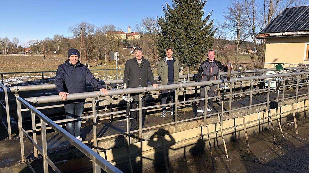 Georg Helmut Pollak (VTA), Bgm. Gerhard Rohrer, Rene Frank (VTA) und Bauhofleiter Günther Pölzl bei der Kläranlage in Weinburg