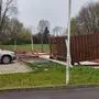 Eine Sturmböe drehte ein Carport gänzlich um und schleuderte es in die Wiese