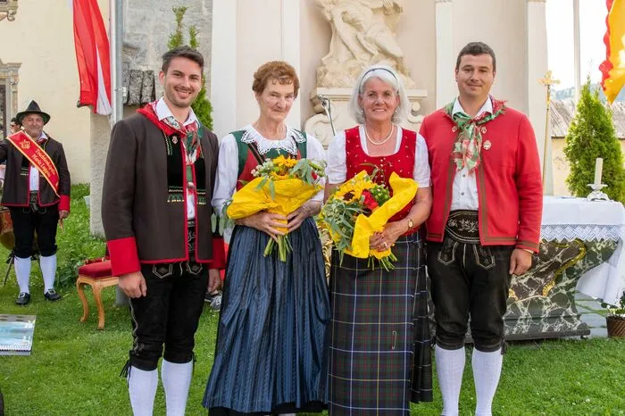 Kapellmeister Josef Strieder jun., die Fahnenpatinnen Theresia Unterguggenberger und Edith Oberluggauer, Markus Guggenberger