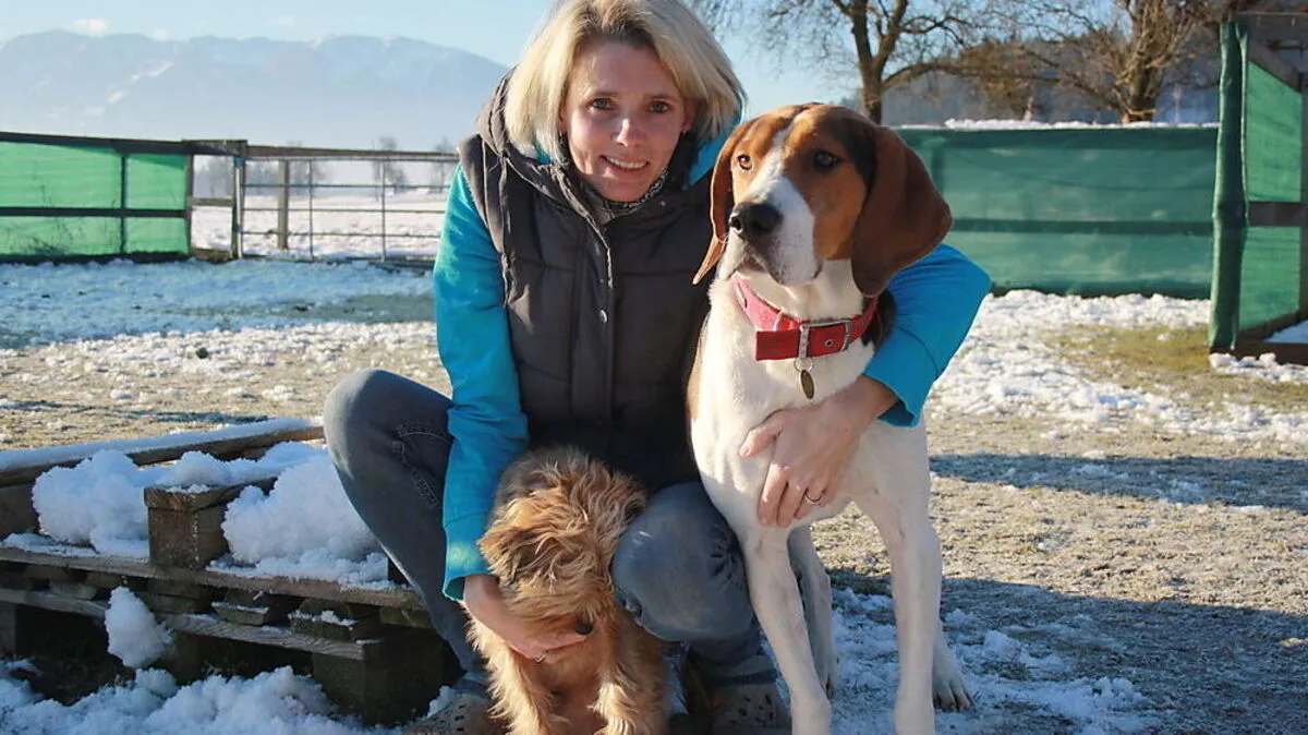 Nadine de Bruin mit den von ihr betreuten Hunden Henry und Lucky