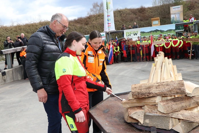 Beim Entzünden des Olympischen Feuers.