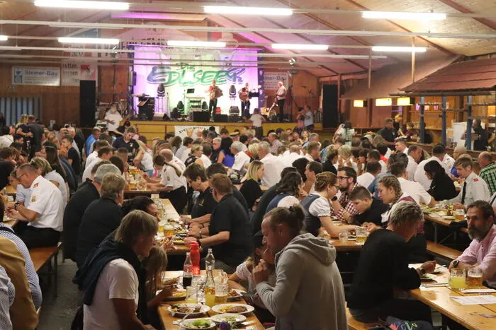 Die Festhalle Ettendorf füllte sich mit zahlreichen Kameraden der umliegenden Wehren und Gästen aus Ettendorf und Umgebung.