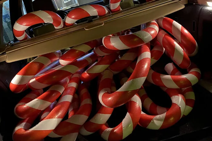 Riesige Zuckerstangen gehören zur Dekoration