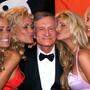 Hugh Hefner mit seinen Playmates