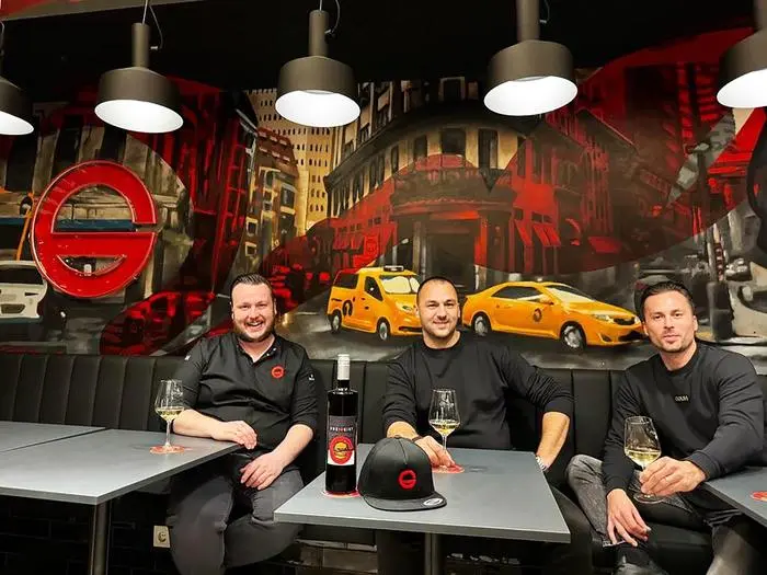 Die Gastgeber im Freigeist Klagenfurt: Emanuel Wotolen (links) mit den beiden Geschäftsführern Andreas Hammer und Christoph Feilhofer