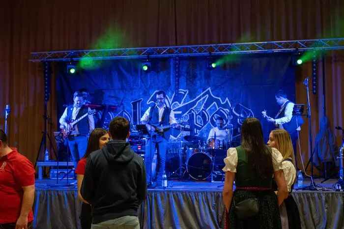 Dank mehreren Tanzeinlagen und musikalischen Darbietungen, unter anderem von der Live-Band volXpop, war die Stimmung ausgelassen.