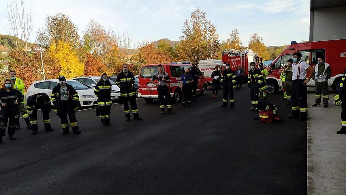 Feuerwehr (Bild), Polizei, Rettungshundebrigade, Rotes Kreuz und Hubschrauberteam waren im Einsatz