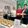 Magdalena Siegl, Marlene Lafer, Theresia Unger, Wilma Kaufmann und Bezirksbäuerin Maria Matzhold beim Keksverkauf in Feldbach