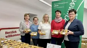 Magdalena Siegl, Marlene Lafer, Theresia Unger, Wilma Kaufmann und Bezirksbäuerin Maria Matzhold beim Keksverkauf in Feldbach
