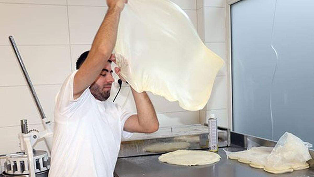 Alles frisch in der Bäckerei „Karawanke“: Hier wird gerade der Burek-Teig gemacht