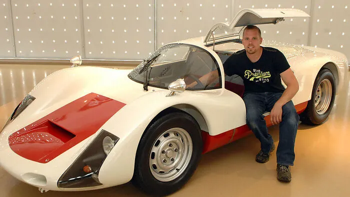 Andreas Jung mit dem Porsche 906 von Jochen Rindt