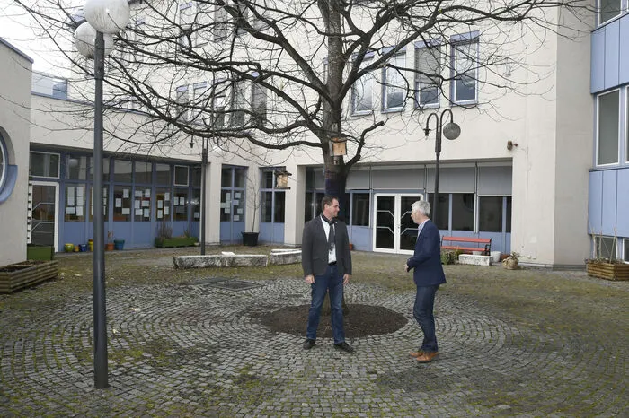 Innenhof wird um ein Geschoß abgesenkt, sodass die Musikzimmer im derzeitigen Untergschoss Tageslicht bekommen