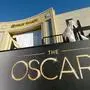 APA11551910 - 20022013 - LOS ANGELES - VEREINIGTE STAATEN VON AMERIKA: Ein Plakat vor dem Dolby Theatre in Hollywood kündigt am Mittwoch, 20. Februar 2013, die Verleihung der Oscars an. Die Academy Awards werden am kommenden Sonntag verliehen. APA-FOTO: ROLAND SCHLAGER