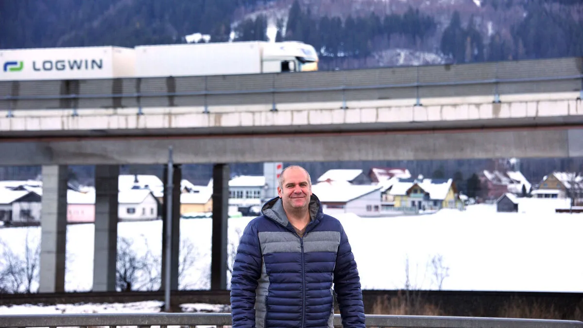 Bürgermeister Werner Haberl vor der Autobahn, im Hintergrund Au bei Gaishorn