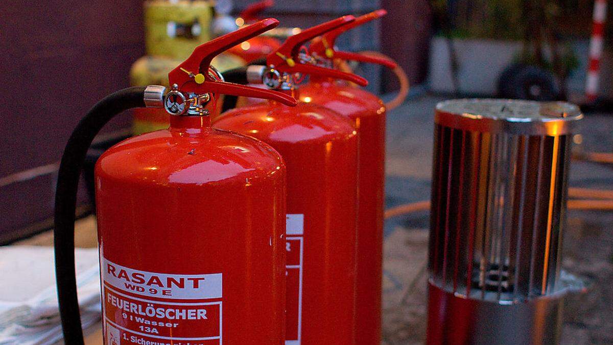 Mit einem Handfeuerlöscher gelang es der Frau, den Brand unter Kontrolle zu bringen (Symbolfoto)