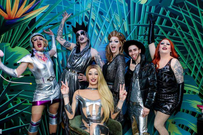 Inmitten der Grazer Drag-Clique: Jodie Fox, Chemical Princess, Alexa Glossy, Ginger van Ef, Liam ChoClit und Donna Malefica. Das Foto im „Feel Free“ ist übrigens in zwei Minuten entstanden, das Makeup dauerte etwas länger