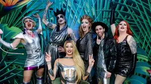 Jodie Fox, Chemical Princess, Alexa Glossy, Ginger van Ef, Liam ChoClit und Donna Malefica. Das Foto im „Feel Free“ ist übrigens in zwei Minuten entstanden, das Makeup dauerte etwas länger