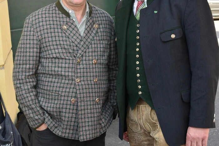 Bürgermeister Andreas Kühberger und Schaspieler Hannes Silberschneider genossen das Maisingen in ihrem Heimatort.
