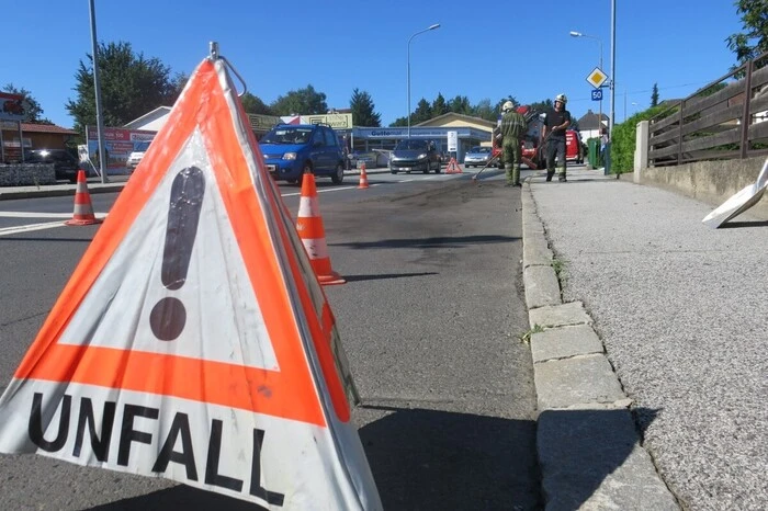 Durch den Unfall trat Öl aus einem der Fahrzeuge aus.