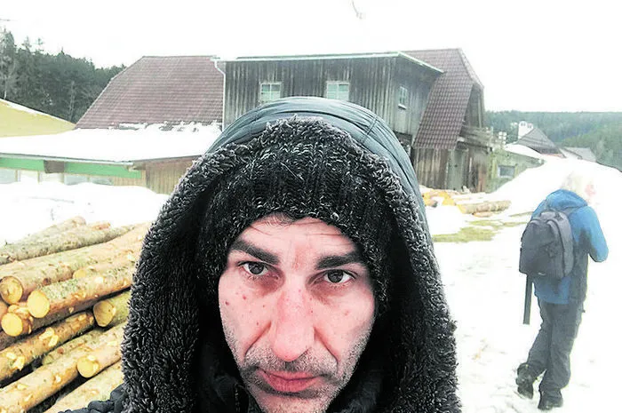 Beim Schmiedhofer. Auf 1044 Höhenmetern passieren wir das letzte von vormals 23 Bauernhäusern des Alpls. Schmiedhofer ist der Vulgo-­Name. Die beiden heute dort ansässigen Bauern (Vater und Sohn) heißen Peter Rossegger mit doppeltem „s“.